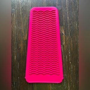Heat resistant hot pink silicone mat and pouch
